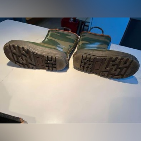 little boys size 8 rain boots.  Carters brand camo boots. - Picture 8 of 12